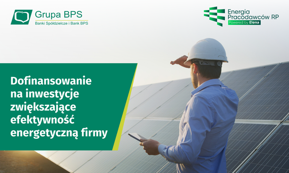 Na zdjęciu jest mężczyzna, który patrzy na dach na którym jest fotowoltaika